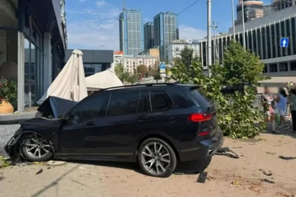 У Києві BMW після зіткнення влетіла на літню терасу й перекинулась: водія госпіталізували