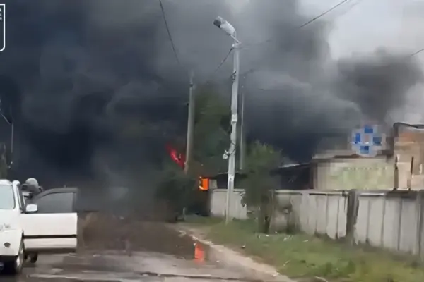 Росіяни вдарили трьома КАБами по Сумах: семеро постраждалих і масштабна пожежа
